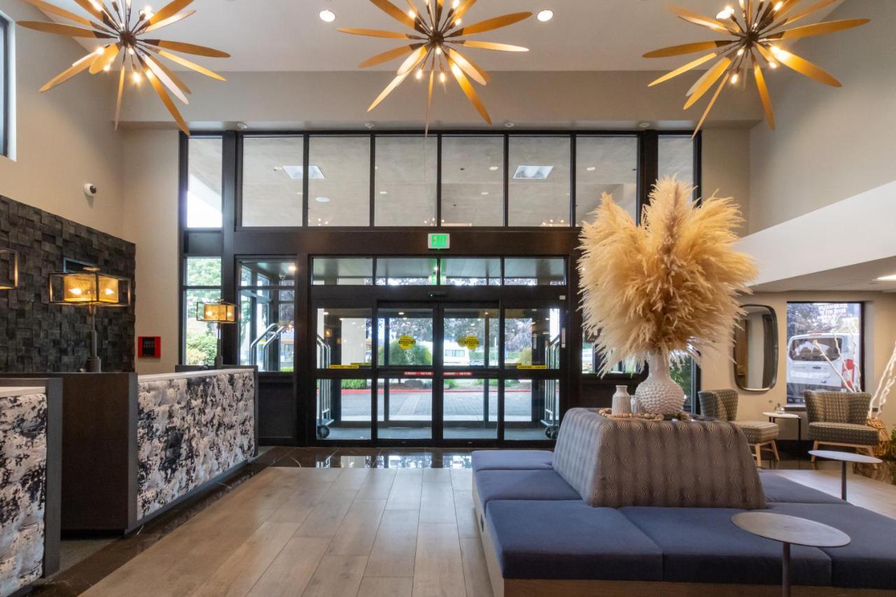Oxford Suites Portland - Jantzen Beach Exterior photo