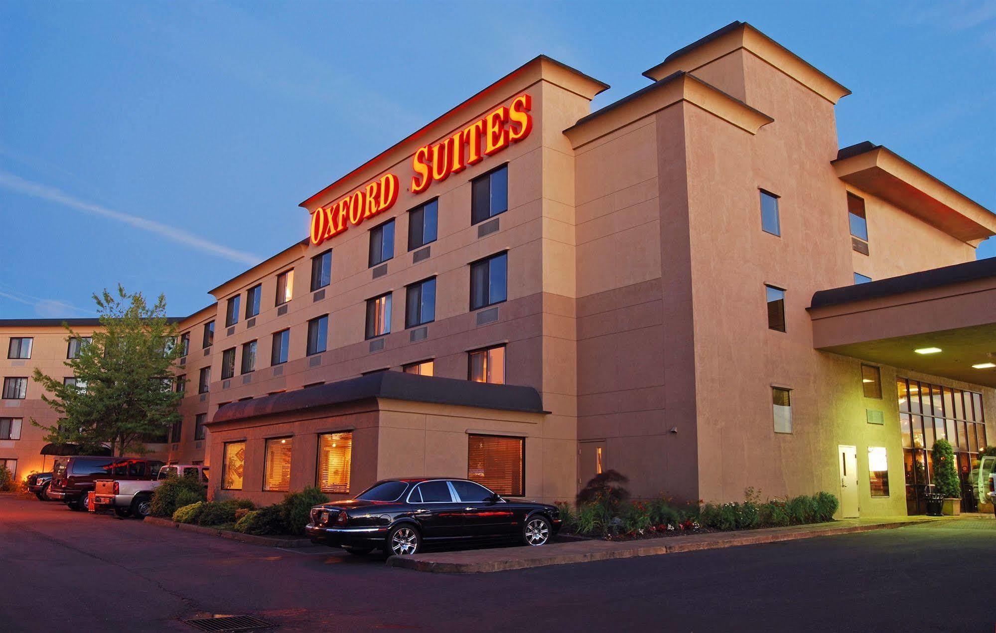 Oxford Suites Portland - Jantzen Beach Exterior photo