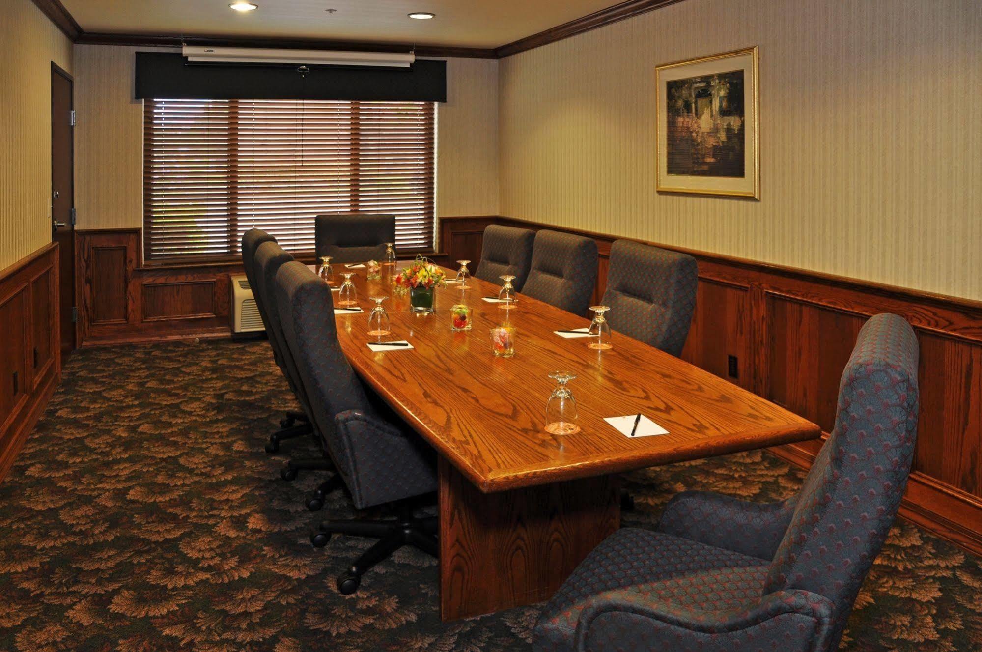 Oxford Suites Portland - Jantzen Beach Facilities photo